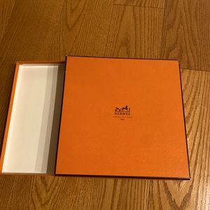 Small sized Hermès box empty good condition